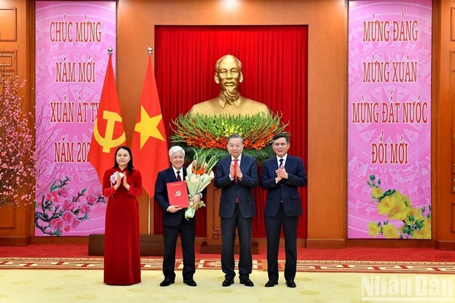 Tổng Bí thư Tô Lâm trao Quyết định về thành lập Đảng bộ, tổ chức bộ máy, chức năng nhiệm vụ và chỉ định Bí thư, các Phó Bí thư Đảng uỷ Mặt trận Tổ quốc Việt Nam, các đoàn thể Trung ương nhiệm kỳ 2020-2025. Ảnh: Báo Nhân dân.