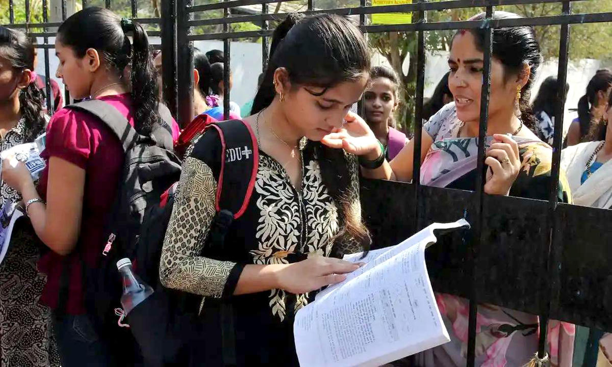 Nhiều gia đình ở nông thôn Ấn Độ sẵn sàng dành hết tài chính cho con đi du học. Ảnh: Hindustan Times.