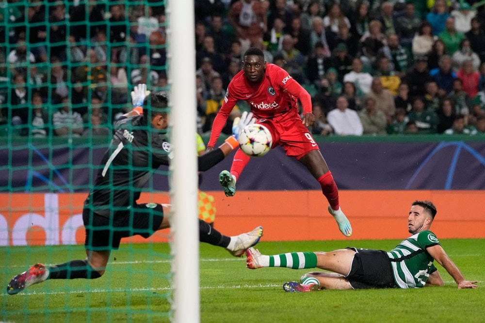 Kolo Muani đưa Frankfurt thẳng tiến vòng knock-out. (Nguồn: Getty Images)