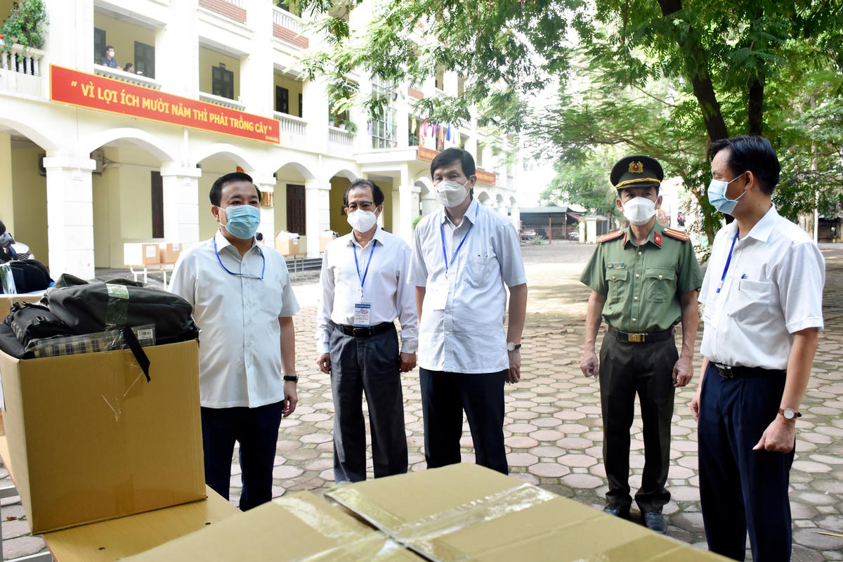 Ông Chử Xuân Dũng, Phó Chủ tịch UBND TP Hà Nội, Trưởng ban Chỉ đạo thi tốt nghiệp THPT thành phố năm 2022 đi kiểm tra công tác coi thi tại một số điểm thi.