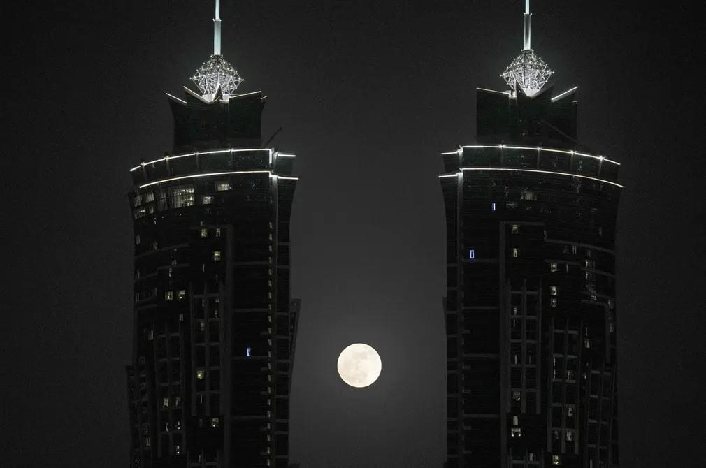 Trăng dâu tây mọc giữa hai tòa tháp ở Dubai, Các Tiểu vương quốc Ả Rập Thống nhất Ảnh: Kamran Jebreili / AP. 