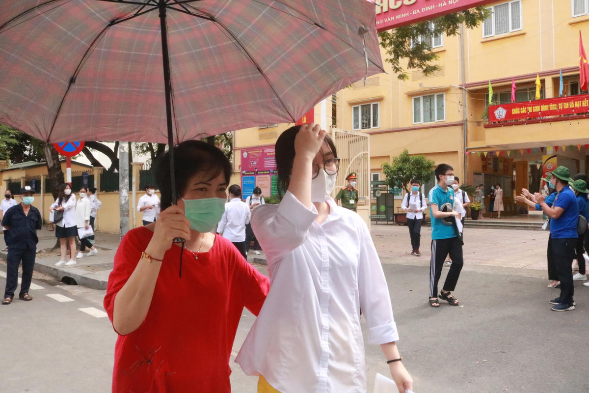 Cùng tâm trạng với thí sinh, nhiều phụ huynh đều thấy nhẹ nhõm khi con mình đã vượt qua 2 môn thi của kỳ thi tuyển sinh vào lớp 10 công lập - kỳ thi vốn có sức cạnh tranh cao.