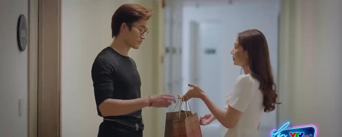Nhật Mai mang đồ ăn sáng cho Duy. Ảnh: CMH.
