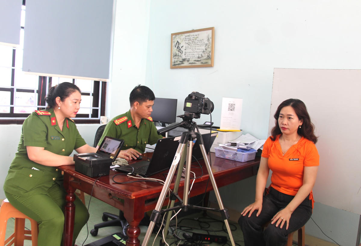 Người dân TP Tam Kỳ làm thủ tục cấp tài khoản VNelD mức độ 2.