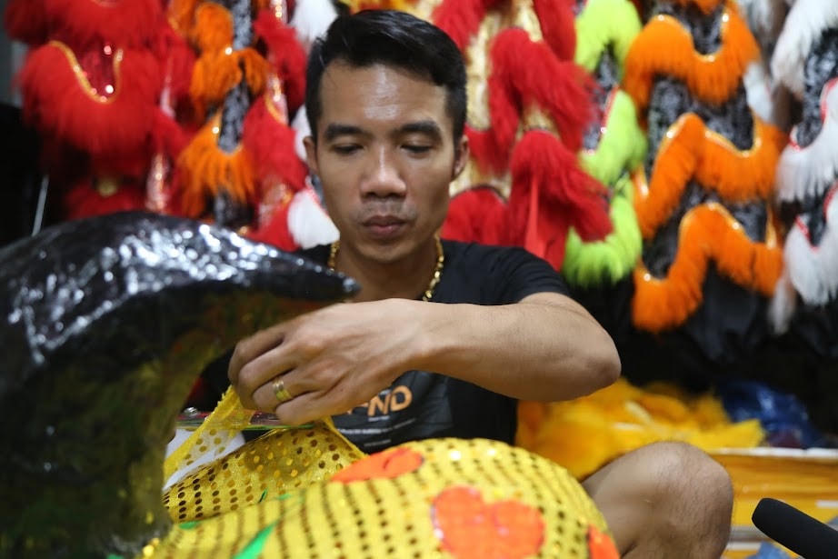 Ông Trương Như Rem (48 tuổi, chủ cơ sở làm đầu Lân Bảo Anh Đường) cho biết, công việc làm đầu Lân bắt đầu từ tháng 2 âm lịch hàng năm và xuyên suốt cho đến dịp Trung thu.