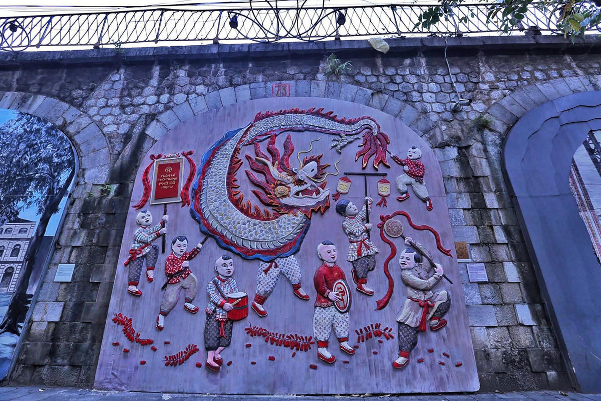 Dự án bích họa trên phố Phùng Hưng do UBND quận Hoàn Kiếm phối hợp với Chương trình định cư con người Liên hợp quốc (UN-Habitat) và Quỹ giao lưu quốc tế Hàn Quốc (Korea Foundation) thực hiện, được khởi công vào năm 2017 và đi vào hoạt động tháng 2/2018.