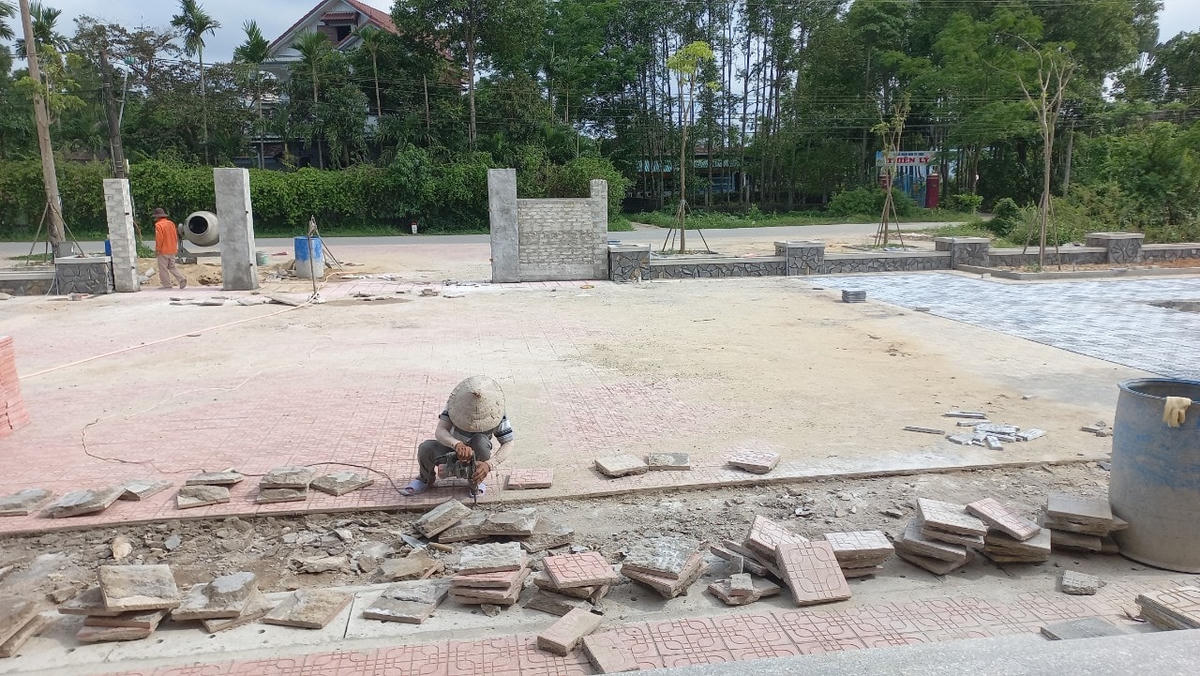 Một đoạn sân được phá bỏ và lát gạch lại.