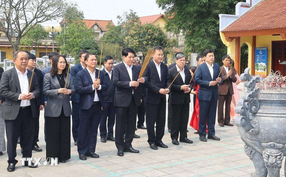 Chủ tịch nước Lương Cường và đoàn công tác dâng hương tại Khu lưu niệm Tổng Bí thư Nguyễn Văn Linh ở xóm Cả, làng Yên Phú, xã Giai Phạm, huyện Yên Mỹ, Hưng Yên. (Ảnh: Lâm Khánh/TTXVN)