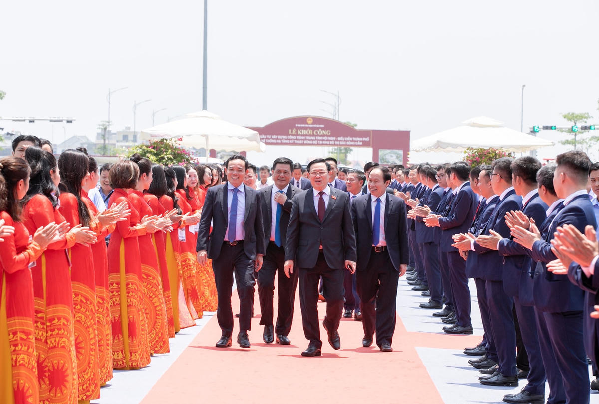 Chủ tịch Quốc hội Vương Đình Huệ; Phó Thủ tướng Chính phủ Trần Lưu Quang và Bí thư Thành uỷ Hải Phòng Lê Tiến Châu cùng đại biểu đại diện các ban, bộ, ngành Trung ương tới dự lễ khởi công Dự án.