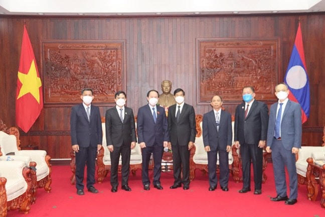 Uỷ viên Trung ương Đảng, Phó Chủ tịch - Tổng Thư ký UBTƯ MTTQ Việt Nam Lê Tiến Châu và Chủ tịch Uỷ ban Trung ương Mặt trận Lào xây dựng đất nước Sinlavong Khutphaythoun.