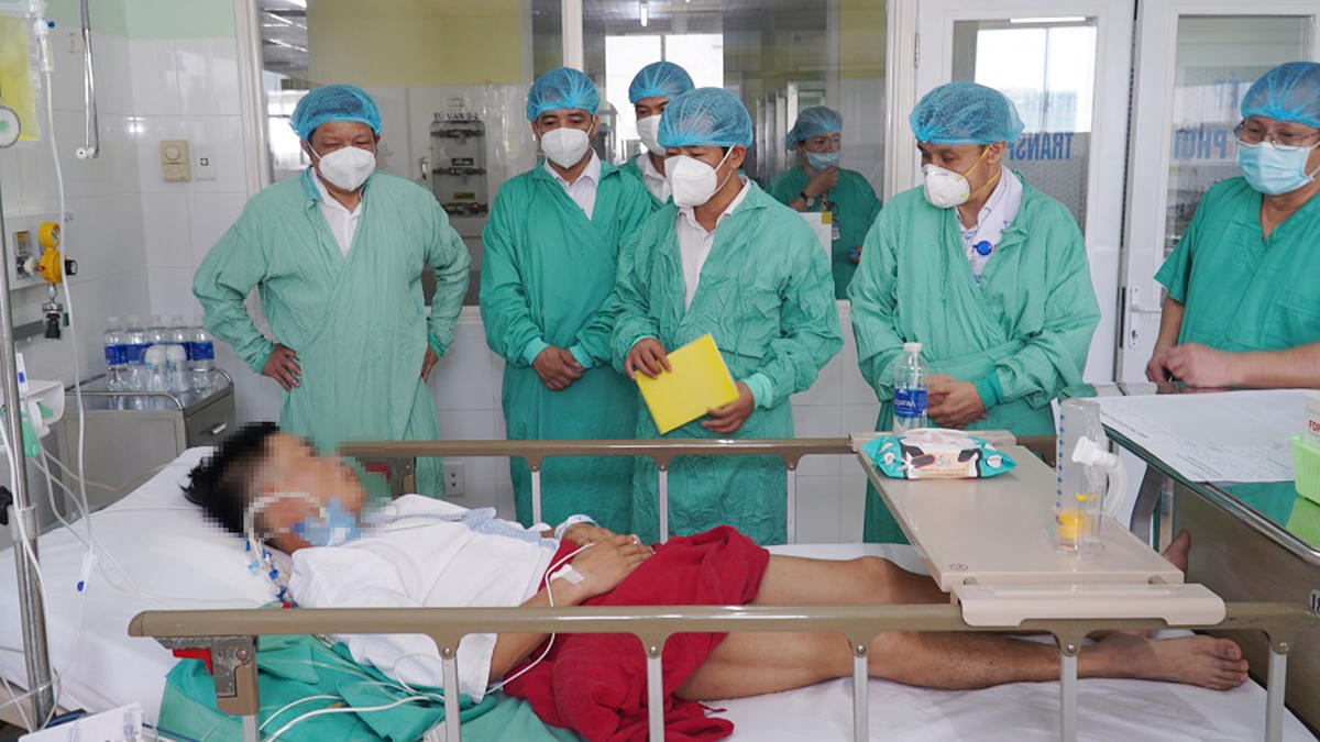 Chủ tịch UBND tỉnh Thừa Thiên - Huế Nguyễn Văn Phương đã đến thăm hỏi, tặng quà động viên bệnh nhân được ghép tim. Ảnh: Minh Hiếu.