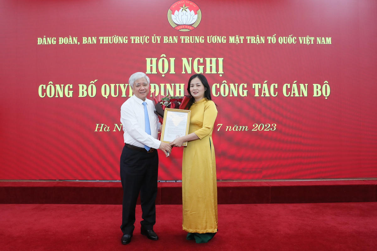 Bí thư Trung ương Đảng, Bí thư Đảng đoàn, Chủ tịch UBTƯ MTTQ Việt Nam Đỗ Văn Chiến trao Quyết định cho bà Nông Thị Mai Huyền. Ảnh: Quang Vinh.