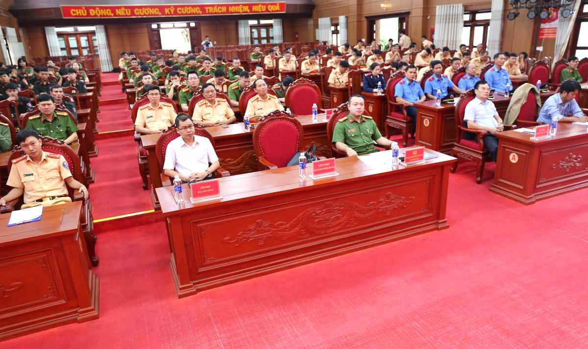 Các đại biểu dự buổi lễ.