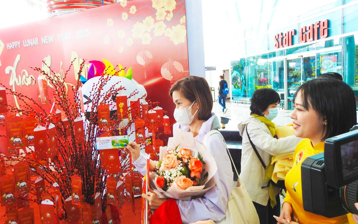 Du khách "hái lộc" trúng thưởng những phần quà hấp dẫn trong thời gian lưu trú tại Đà Nẵng. Ảnh Thanh Tùng