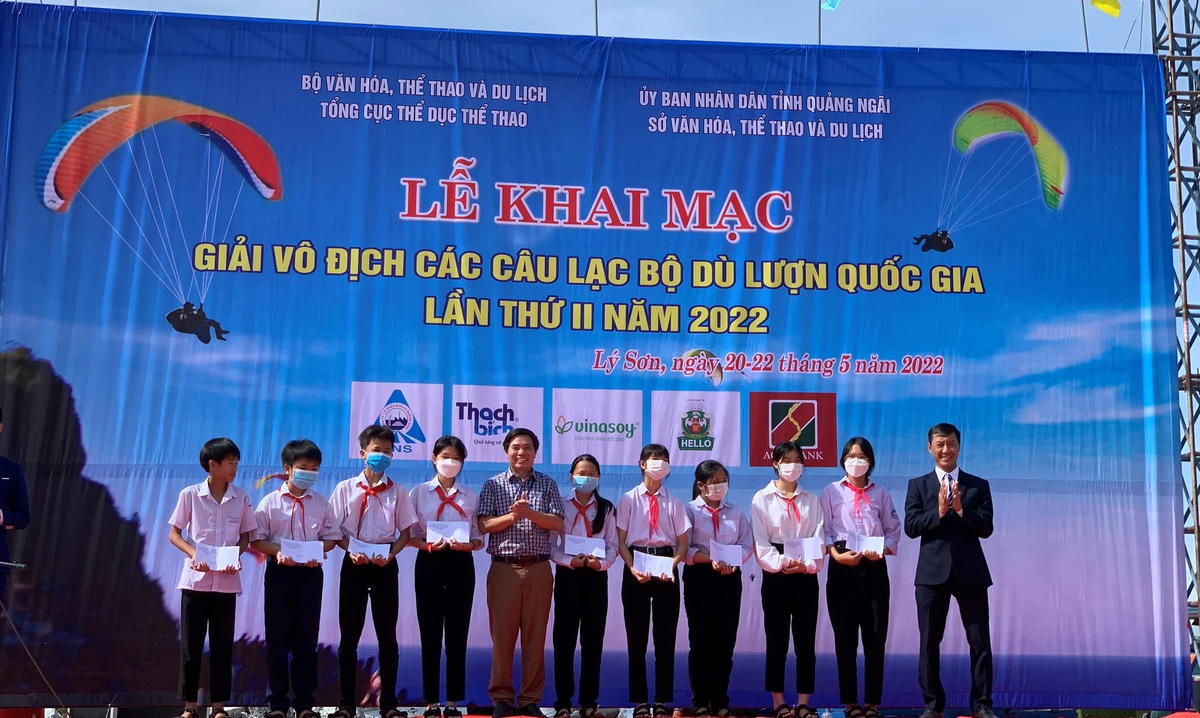Tặng quà cho học sinh có hoàn cảnh khó khăn tại huyện Lý Sơn.