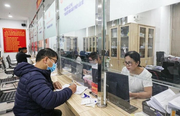 Người dân đi làm thủ tục cấp lại GPLX.