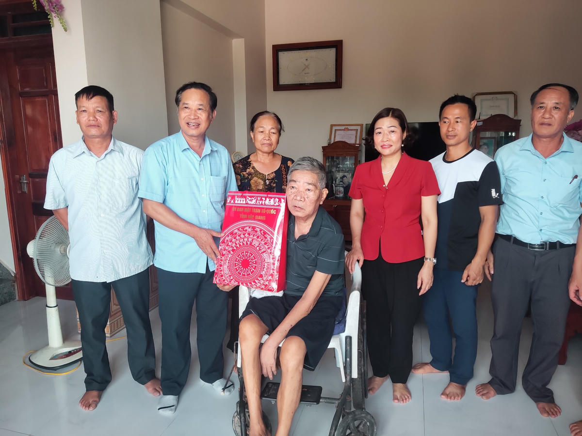 Ông Trịnh Hữu Bàn, Phó Chủ tịch Thường trực Ủy ban MTTQ tỉnh Bắc Giang thăm và tặng quà người có công tiêu biểu huyện Lục Nam.