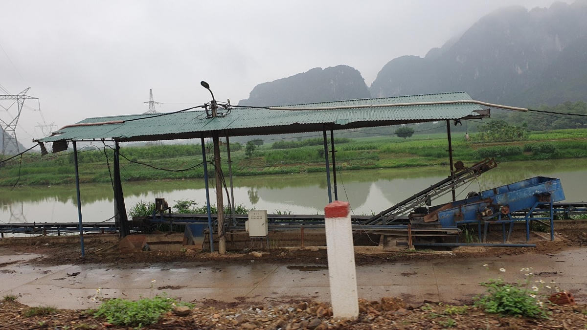 Hệ thống băng chuyền xây dựng trái phép của Công ty Phú Hưng Lạc Thủy.