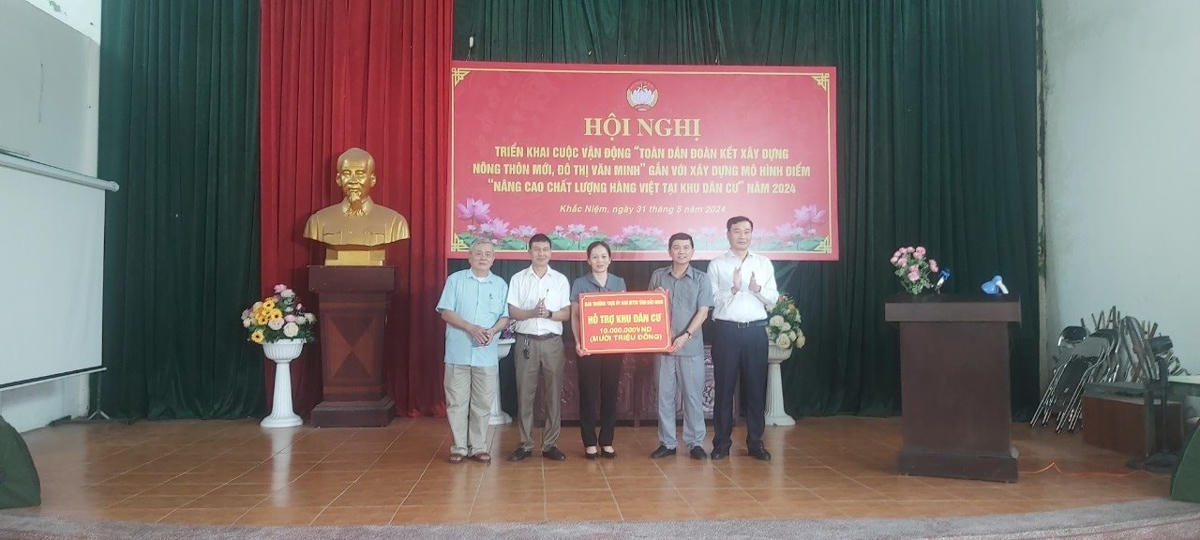 Phó Chủ tịch Ủy ban MTTQ tỉnh Bắc Ninh Nguyễn Văn Triển cùng đại diện lãnh đạo thành phố Bắc Ninh tặng hỗ trợ cho đại diện khu dân cư.