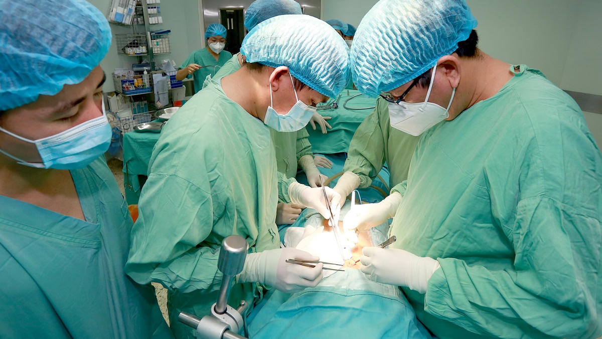 Các y, bác sĩ Bệnh viện Trung ương Huế thực hiện ca ghép tạng từ người bị chết não hiến tặng đầu tiên tại khu vực miền Trung - Tây Nguyên.