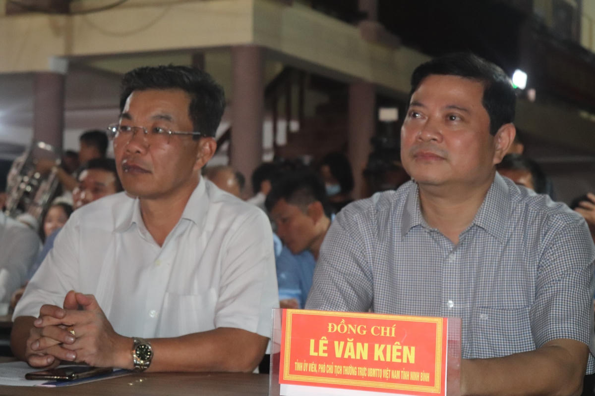 Ông Nguyễn Hoàng Hà, Chủ tịch Uỷ ban MTTQ tỉnh (bên trái) và ông Lê Văn Kiên, Phó Chủ tịch Thường trực MTTQ tỉnh Ninh Bình (bên phải) tham dự Ngày hội ở Ao Lươn.
