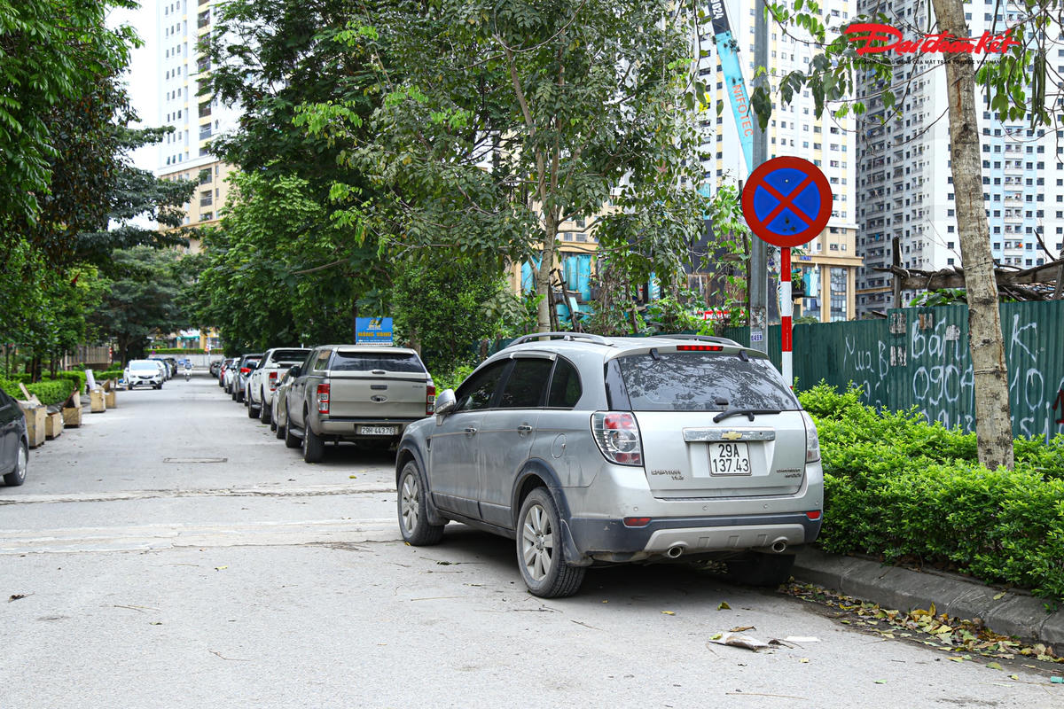 Bãi xe tự phát 'khủng' ngang nhiên lấn chiếm lòng đường
