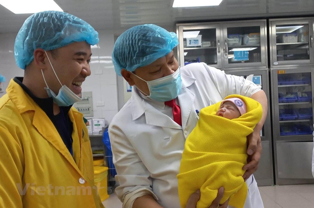 Công dân nhí đầu tiên tại Bệnh viện Phụ sản Trung ương cất tiếng khóc chào đời trong niềm hạnh phúc của gia đình và các y bác sỹ. (Ảnh: T.G/Vietnam+).