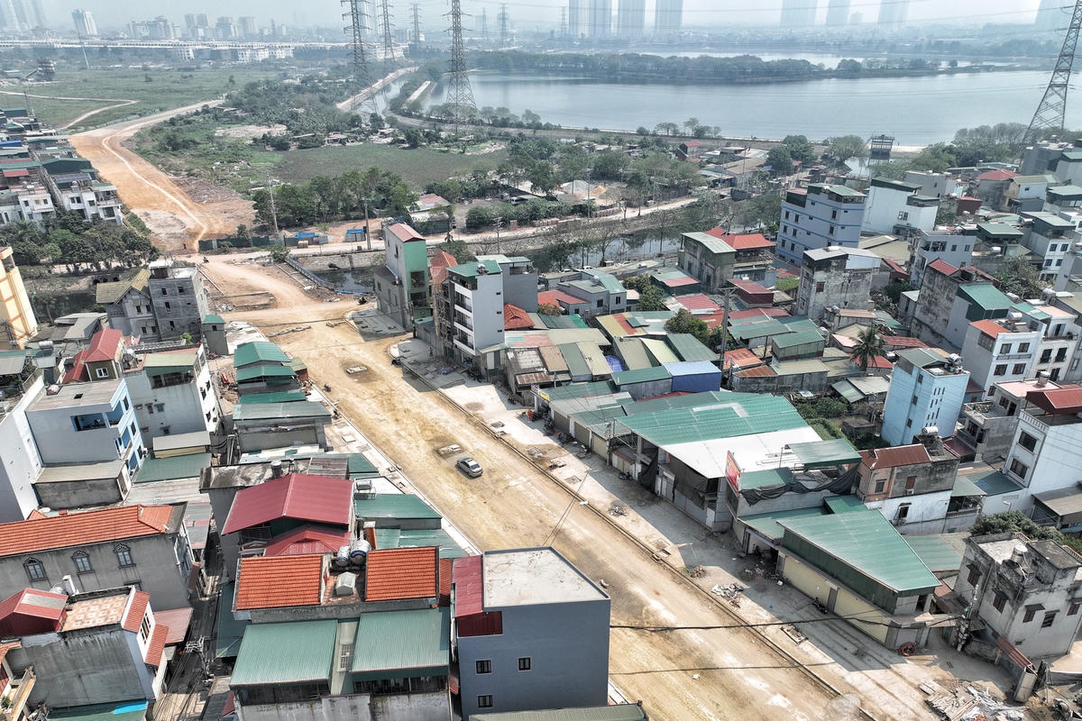  Đại diện UBND phường Thịnh Liệt (quận Hoàng Mai, Hà Nội) xác nhận thông tin về sự hiện diện của một căn nhà "siêu mỏng, siêu méo" trên địa bàn. Căn nhà này nằm trong dự án đường nối khu đô thị Đồng Tàu - Tam Trinh.