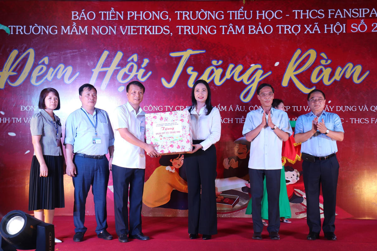 Bà Vũ Thị Hương trao tặng phần quà tập thể cho Trung tâm Bảo trợ xã hội số 2.