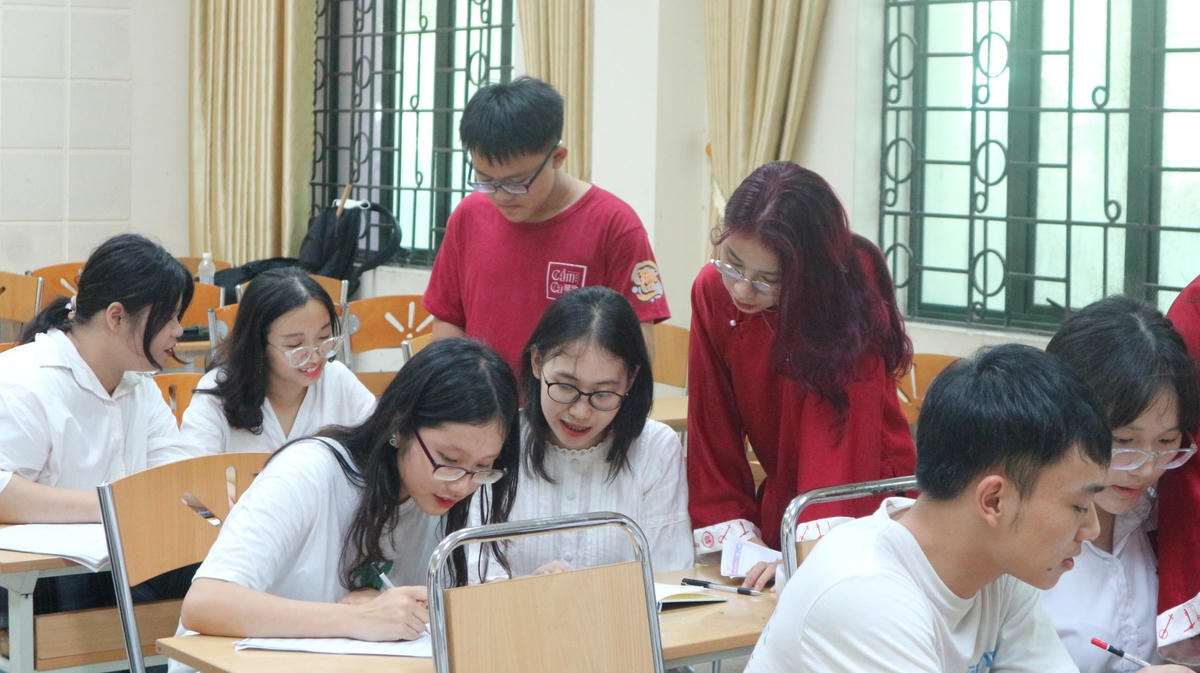 Thành viên lớp học "Bình dân học nhạc" do Hà Thu phụ trách và duy trì. Ảnh: NVCC. 