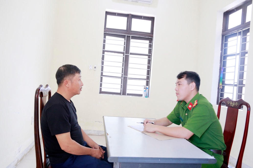 Đối tượng Dương Tuấn Hùng tại cơ quan công an.