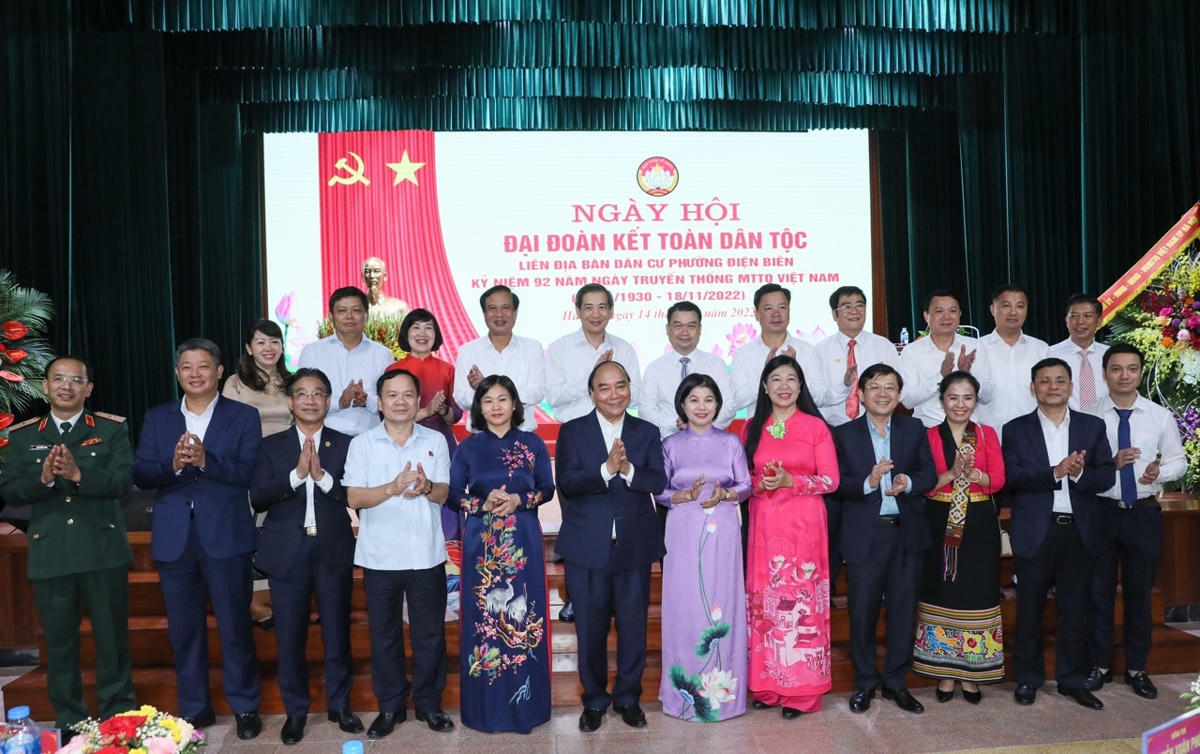 Chủ tịch nước Nguyễn Xuân Phúc chụp ảnh lưu niệm với các đại biểu dự Ngày hội.