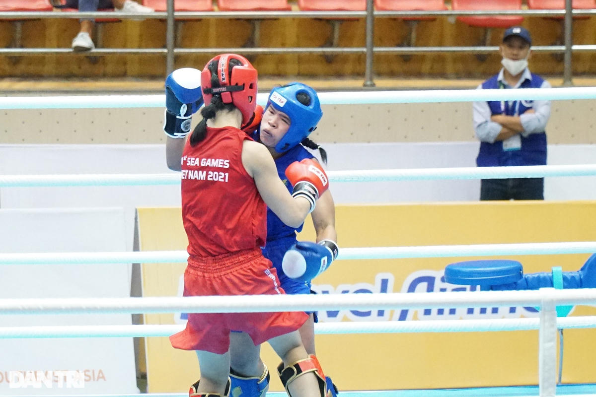 Kịch tính võ sĩ kickboxing Việt Nam đấm bay mũ đối thủ tại SEA Games 31