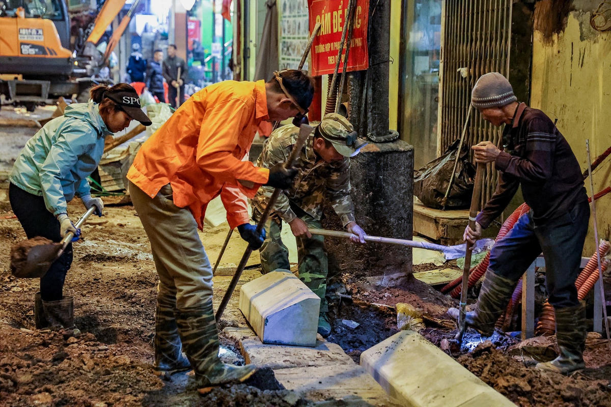 "Vỉa hè khu vực này hiện xuống cấp nghiêm trọng sau nhiều năm sử dụng. Các đơn vị thi công đang gấp rút lát những viên đá cuối cùng; lắp đặt hệ thống đèn chiếu sáng, trang trí sân khấu trung tâm, bổ sung các bồn hoa cây cảnh trên tuyến phố...", ông Huy cho hay.