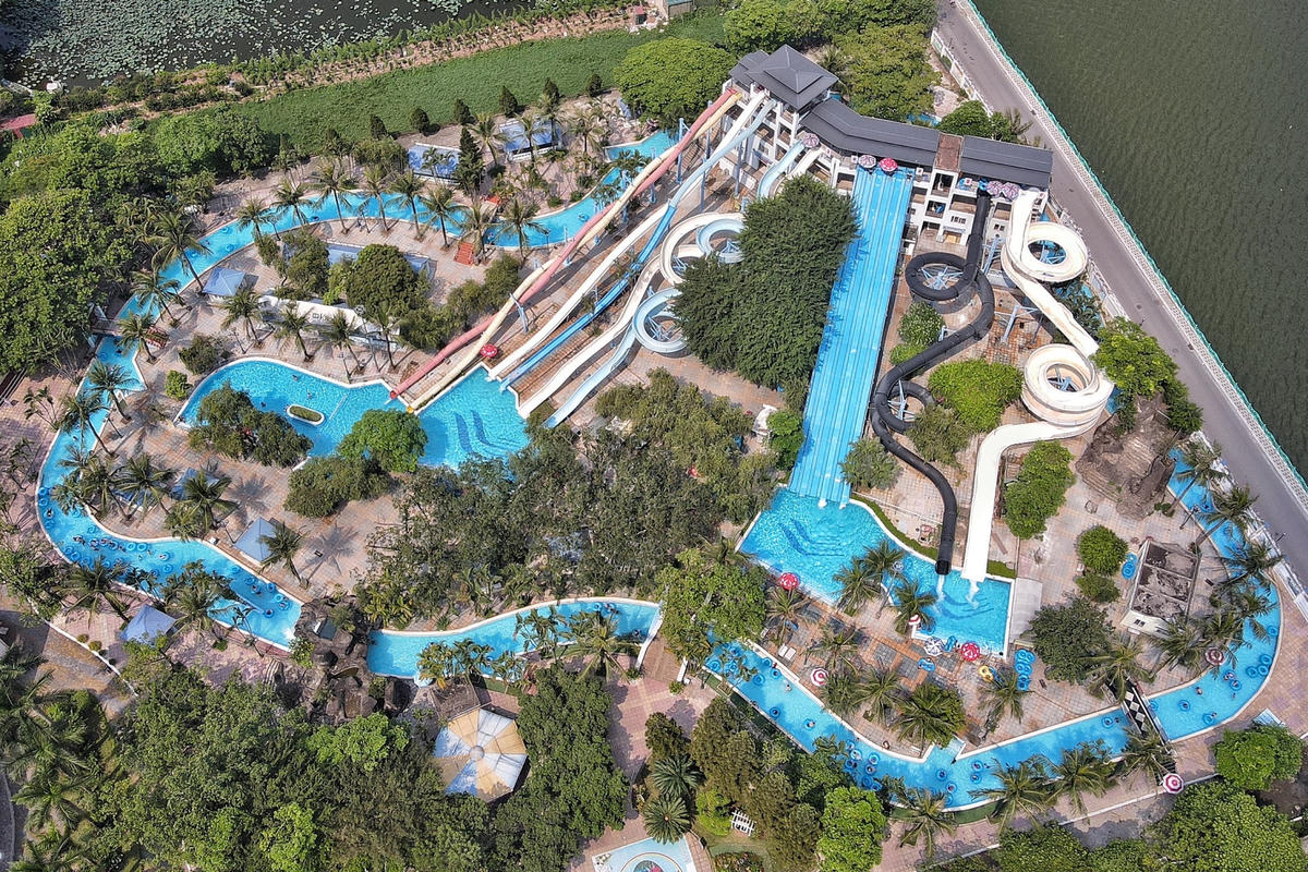 Hà Nội nắng như 'đổ lửa', người dân ùn ùn ra công viên nước giải nhiệt