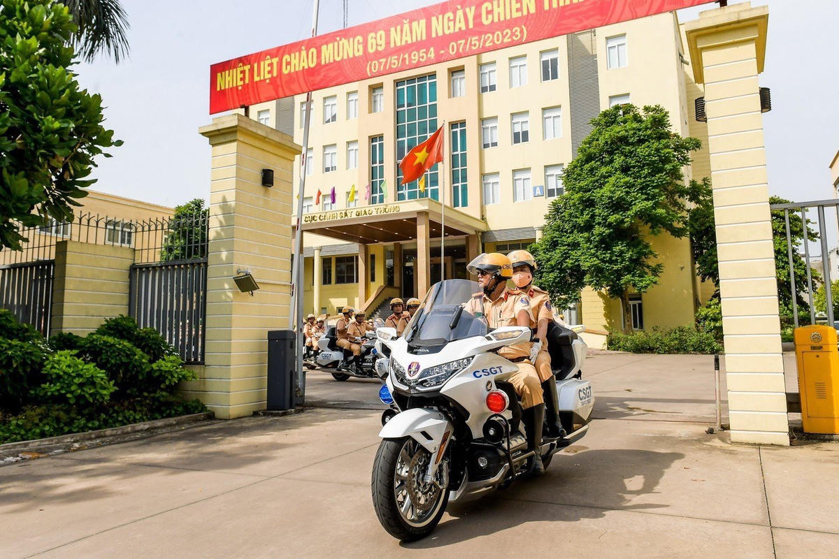 "Trước mắt, Bộ Công an sẽ trang bị cho lực lượng CSGT 11 địa phương 30 chiếc siêu mô tô kể trên. Sau đó, qua tình hình thực tiễn mà lãnh đạo Bộ Công an sẽ tiếp tục trang bị thêm phương tiện cho các địa phương và đơn vị khác", Thượng tá Lê Quang Hòa chia sẻ.