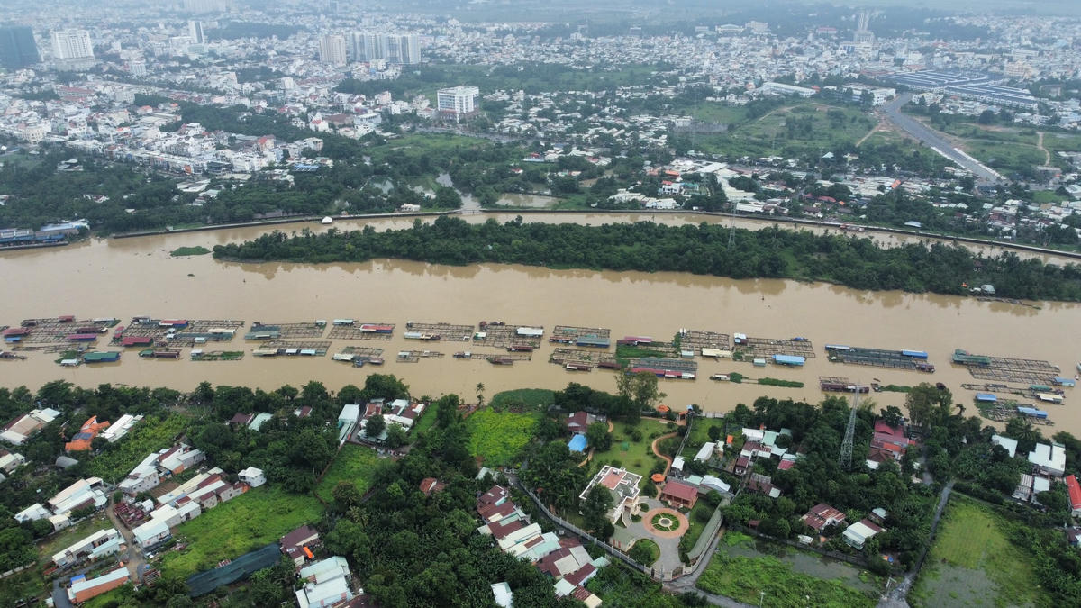 Cầu Thống Nhất bắc qua sông Cái (1 nhánh của sông Đồng Nai) chưa thể thi công vì vướng mặt bằng. Ảnh: Mạnh Thìn.