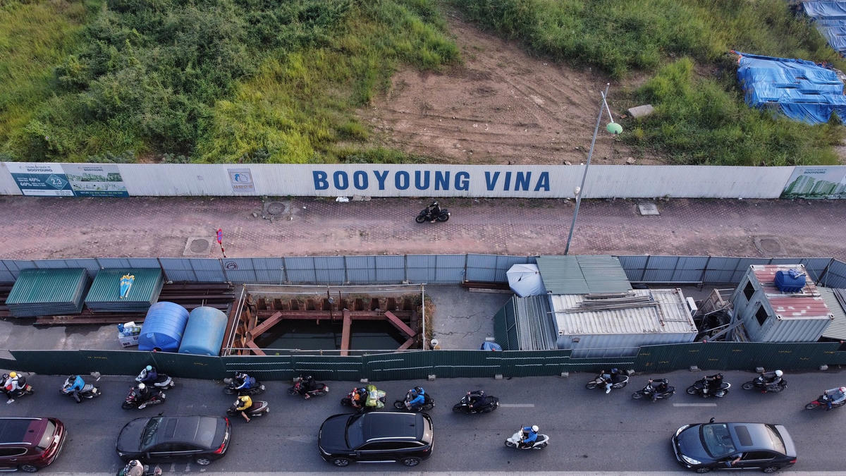 Theo chị Mai, việc rào chắn thi công dự án cần có thông báo, hướng dẫn để người dân có thể chủ động tìm phương án di chuyển. Đơn vị thi công cũng cần phải có mặt, hướng dẫn, phân luồng cho các phương tiện xe máy, ô tô trong giờ cao điểm.