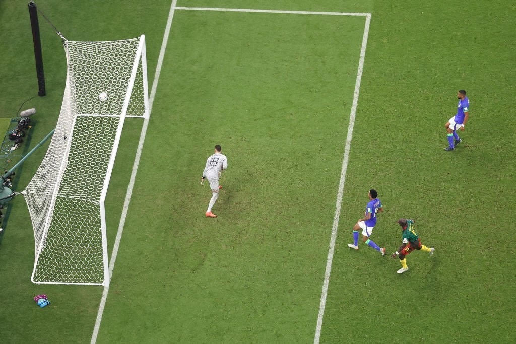 Bàn thắng để đời của Aboubakar vào lưới Brazil.