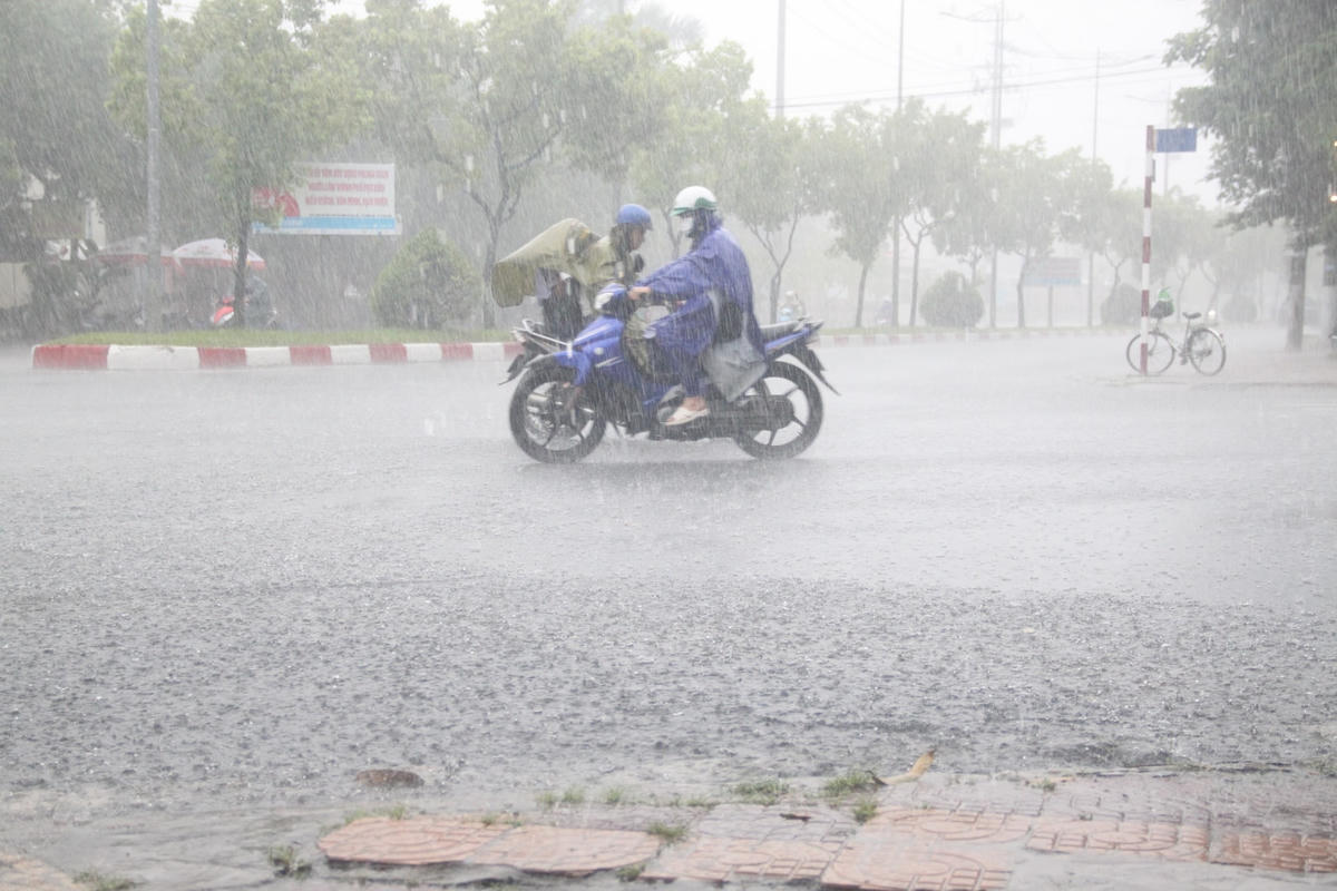 Mưa như trút nước vào giờ tan tầm khiến nhiều phương tiện giao thông khó khăn. Ảnh: Nguyên Du.