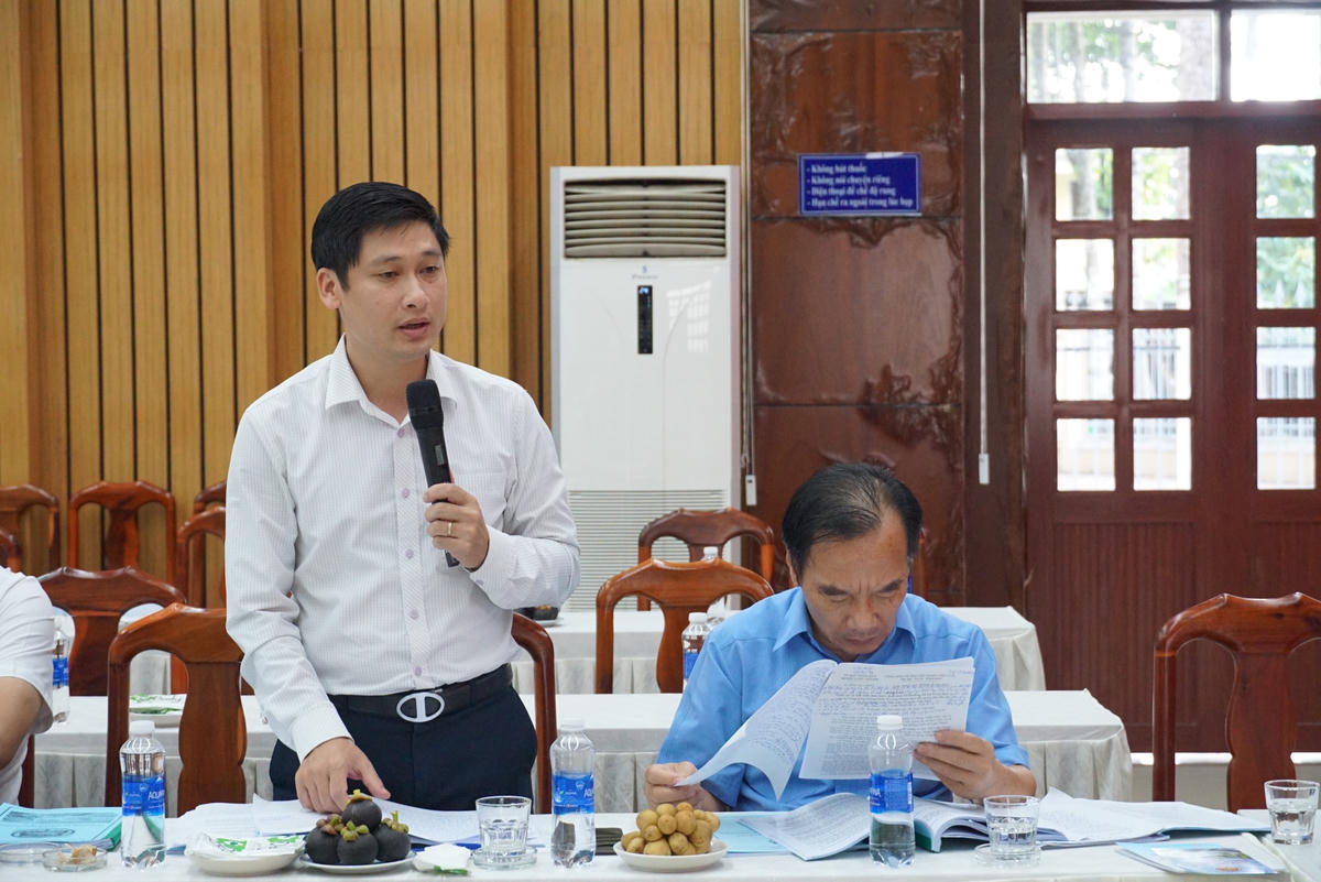 Thành viên đoàn giám sát trao đổi, đề nghị làm rõ thêm một số thông tin về những trường hợp chưa xét bố trí tái định cư. Ảnh: Mạnh Thìn.