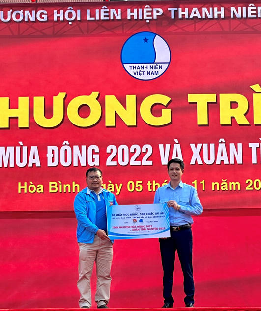 Giám đốc Trung tâm Công tác xã hội Thanh thiếu niên và Đại diện Tỉnh đoàn Hòa Bình.