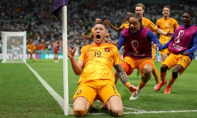 Wout Weghorst với cú đúp bàn thắng đưa trận đấu sang thi đấu hiệp phụ.