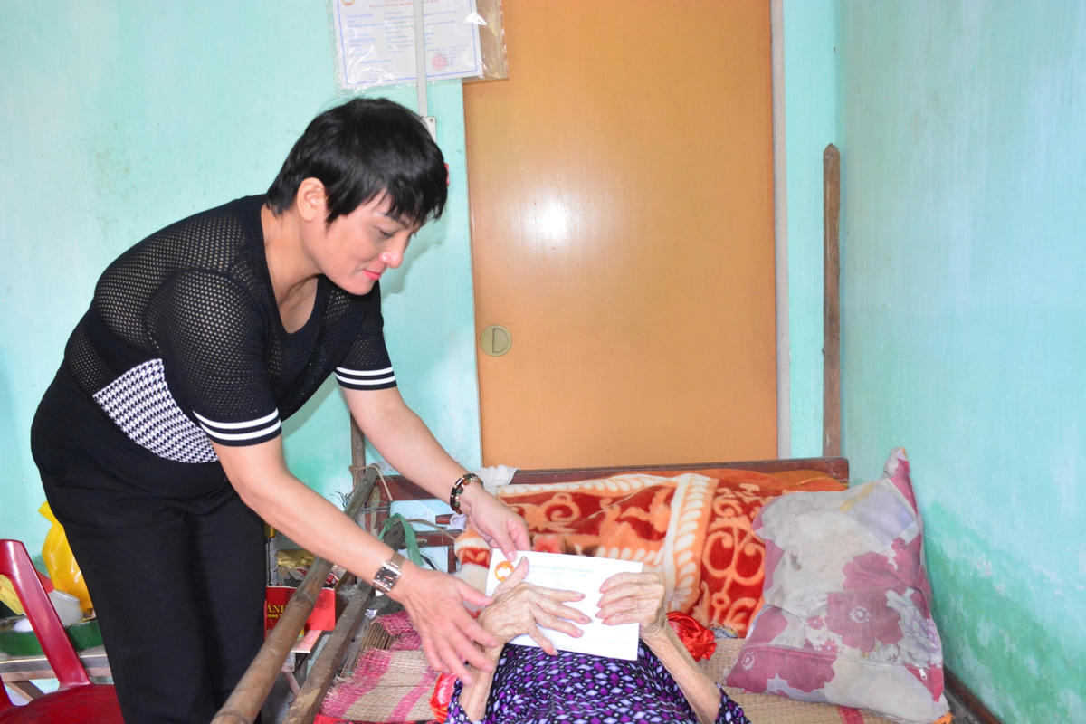 Ủy ban MTTQ Việt Nam tỉnh Quảng Ngãi trao tiền phụng dưỡng cho Mẹ VNAH Nguyễn Thị Bạn.
