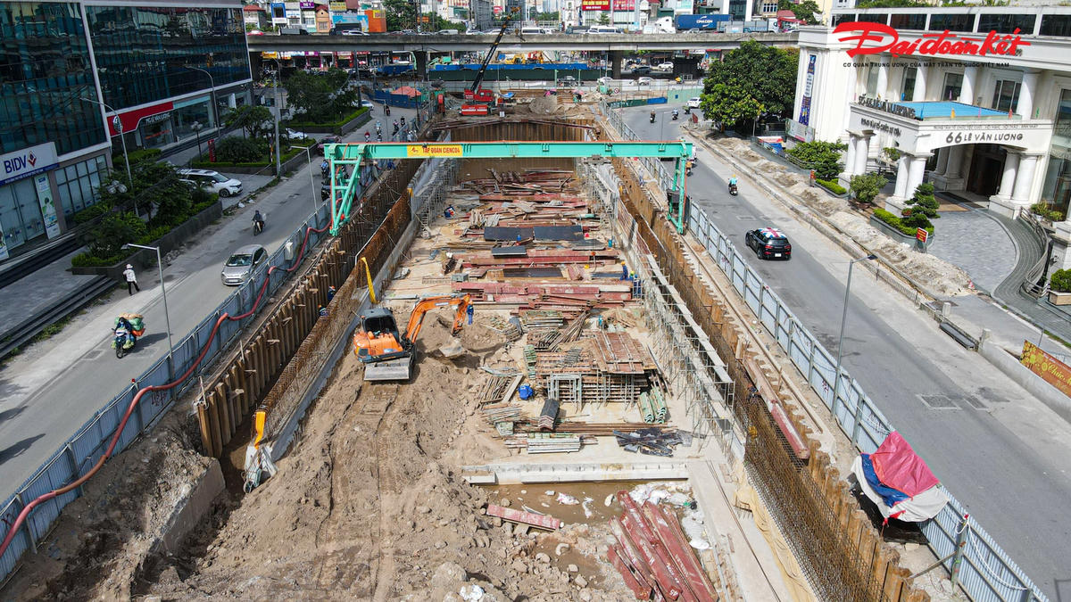 Tại khu vực hầm hở bên phía đường Lê Văn Lương, dự kiến đến 30/8 sẽ hoàn thành phần kết cấu bê tông và chuyển sang thi công phần mặt đường 2 bên.
