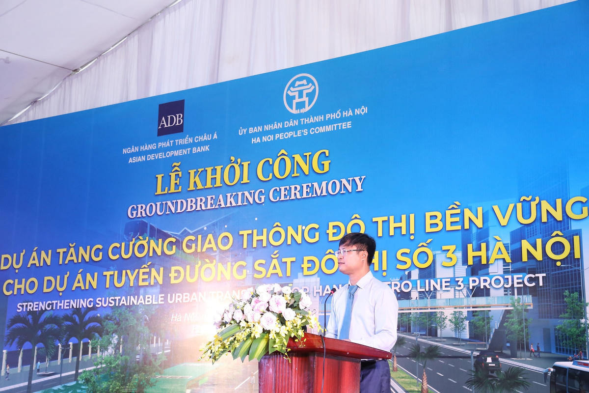 Ông Nguyễn Chí Cường, Giám đốc Ban Quản lý dự án Đầu tư công trình giao thông thành phố Hà Nội báo cáo tại Lễ khởi công.