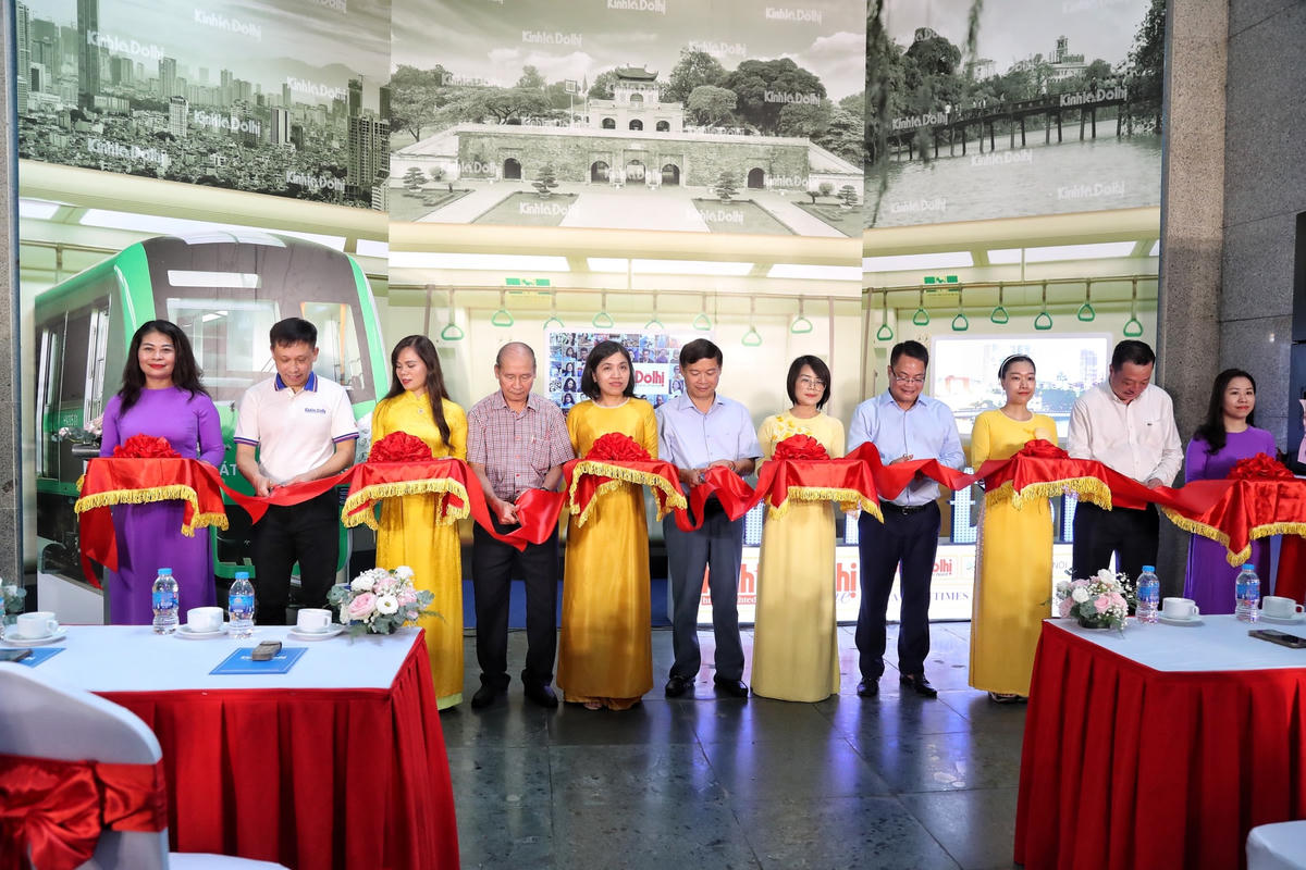 Báo Kinh tế & Đô thị và Công ty TNHH MTV Đường sắt đô thị Hà Nội cắt băng khai trương hệ sinh thái tại ga Cát Linh.