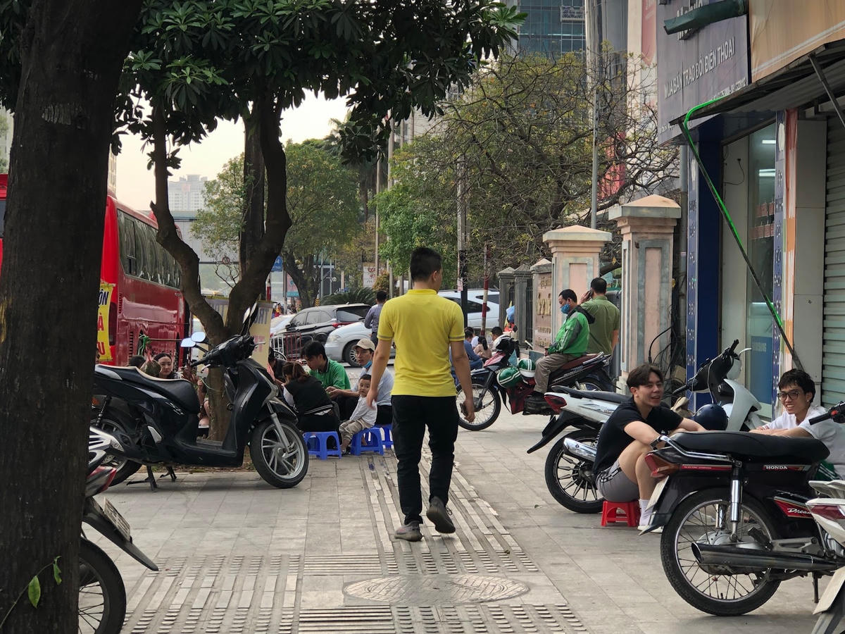 Khung cảnh nhếch nhác của một đoạn vỉa hè Nguyễn Chí Thanh.