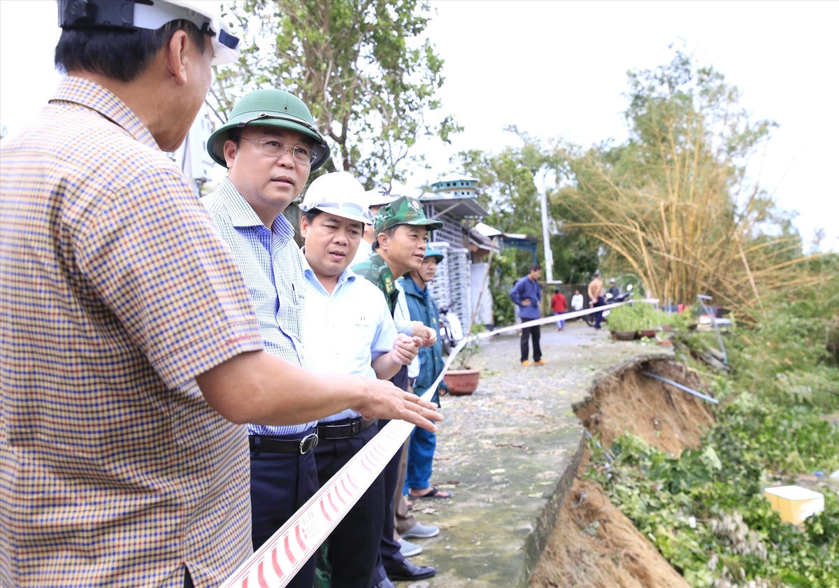 Ông Lê Trí Thanh (đội mũ cối xanh) kiểm tra sạt lở ở TP Tam Kỳ.
