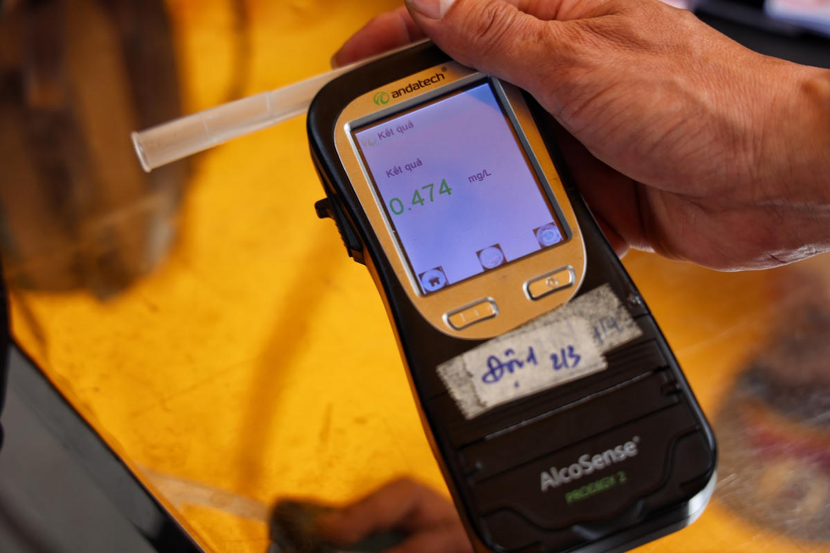 Kết quả cho thấy anh D. có mức cồn tới 0.474 mg/L khí thở vượt khung quy định theo Nghị định 100/NĐ-CP.